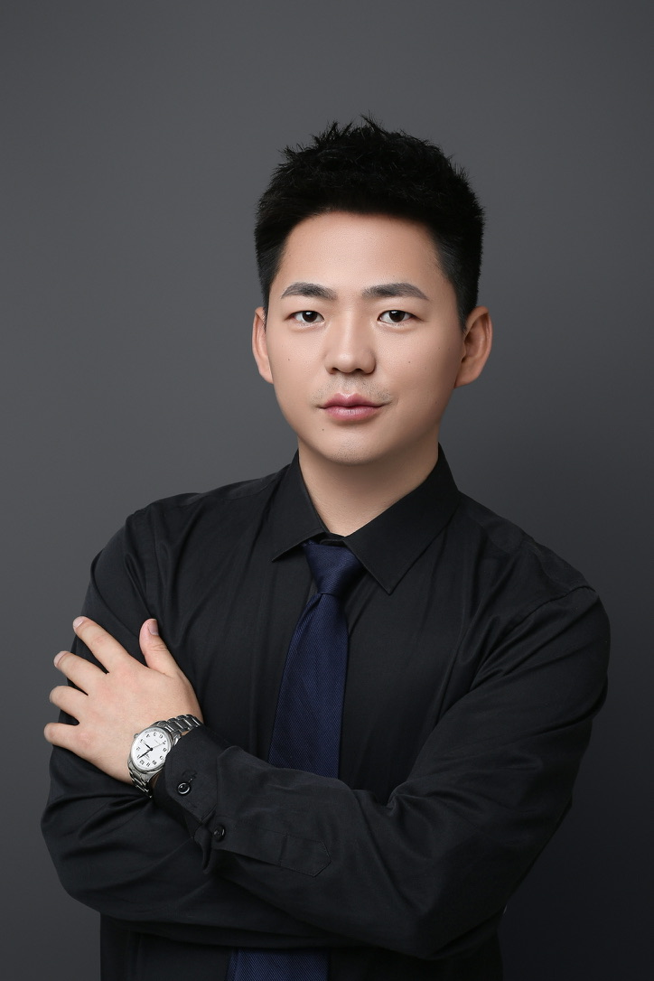 周不异彩色个人形象照,完整呈现头部与上半身